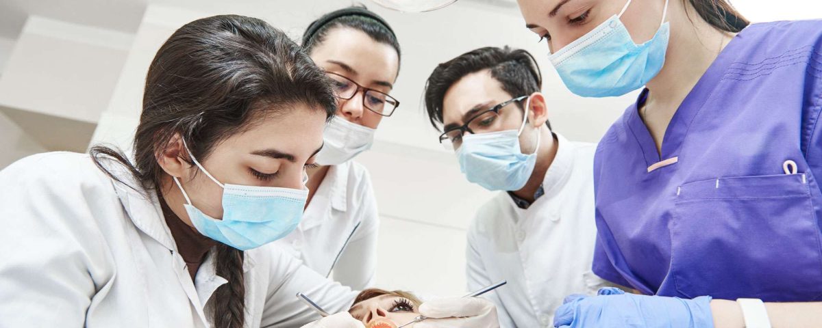 کادری مجرب و حرفه‌ای در بهترین کلینیک تخصصی دندانپزشکی